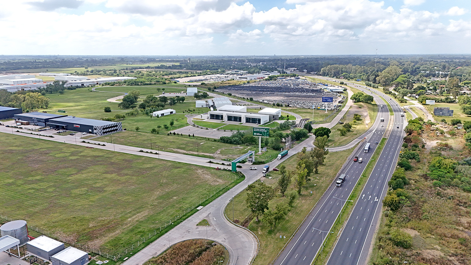 Vista aérea panorámica del corredor industrial norte